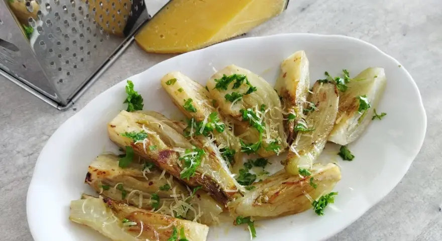 Pieczony koper włoski jak jeść? Podany z parmezanem i natką pietruszki, idealny jako dodatek.
