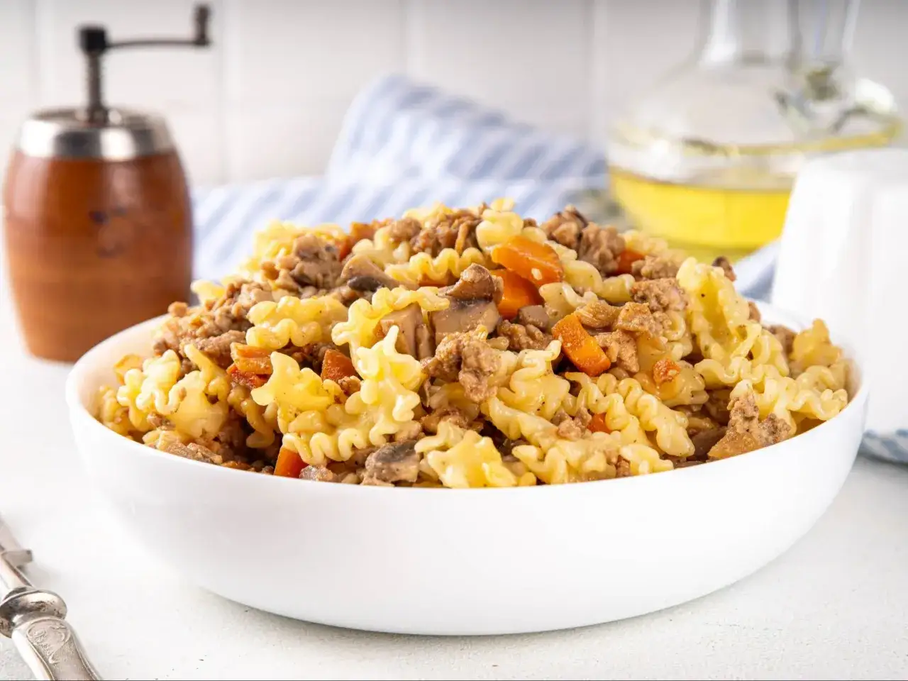 Pyszne fusilli z mielonym mięsem, pieczarkami i marchewką. Idealne danie makaronowe z mięsem na szybki obiad.