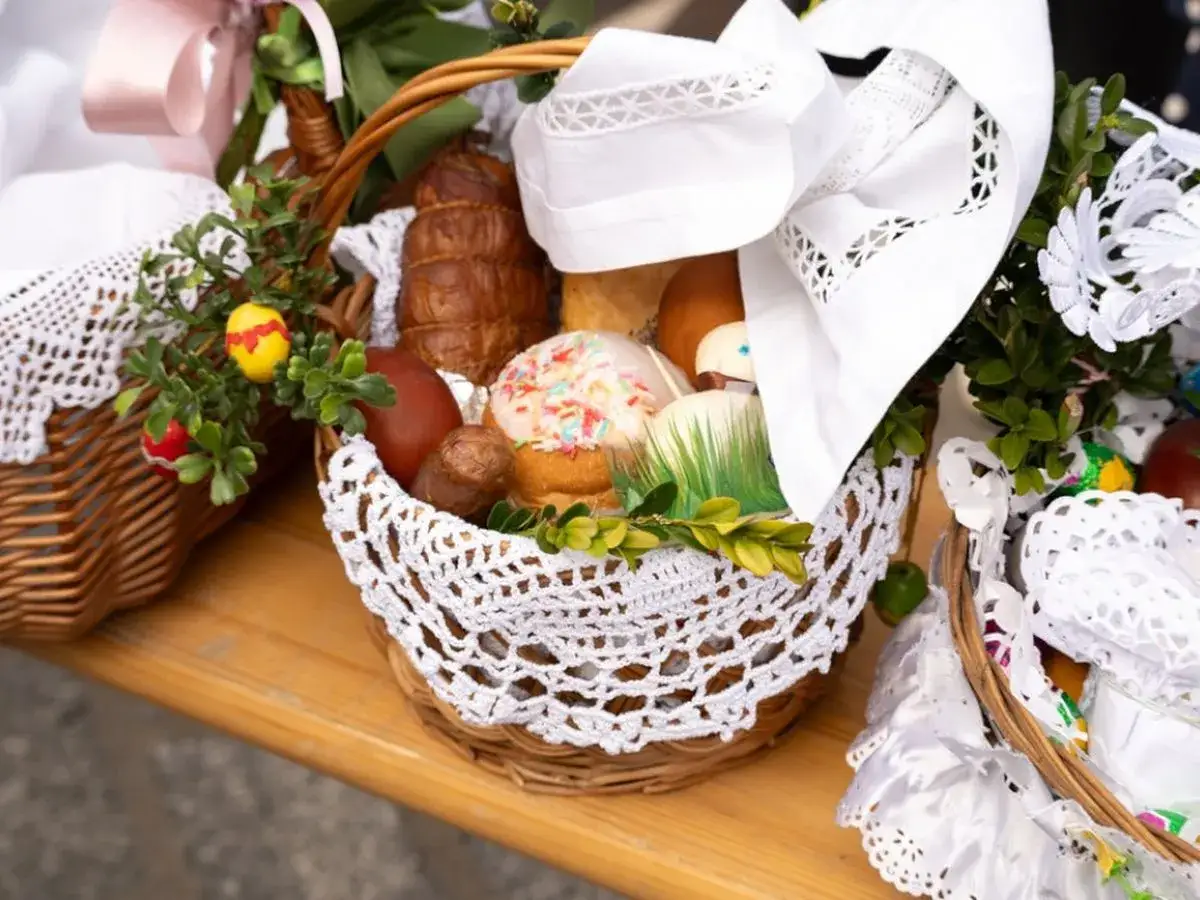 W koszyczku wielkanocnym, obok jajek i kiełbasy, znajduje się chrzan symbolizujący gorycz Męki Pańskiej.