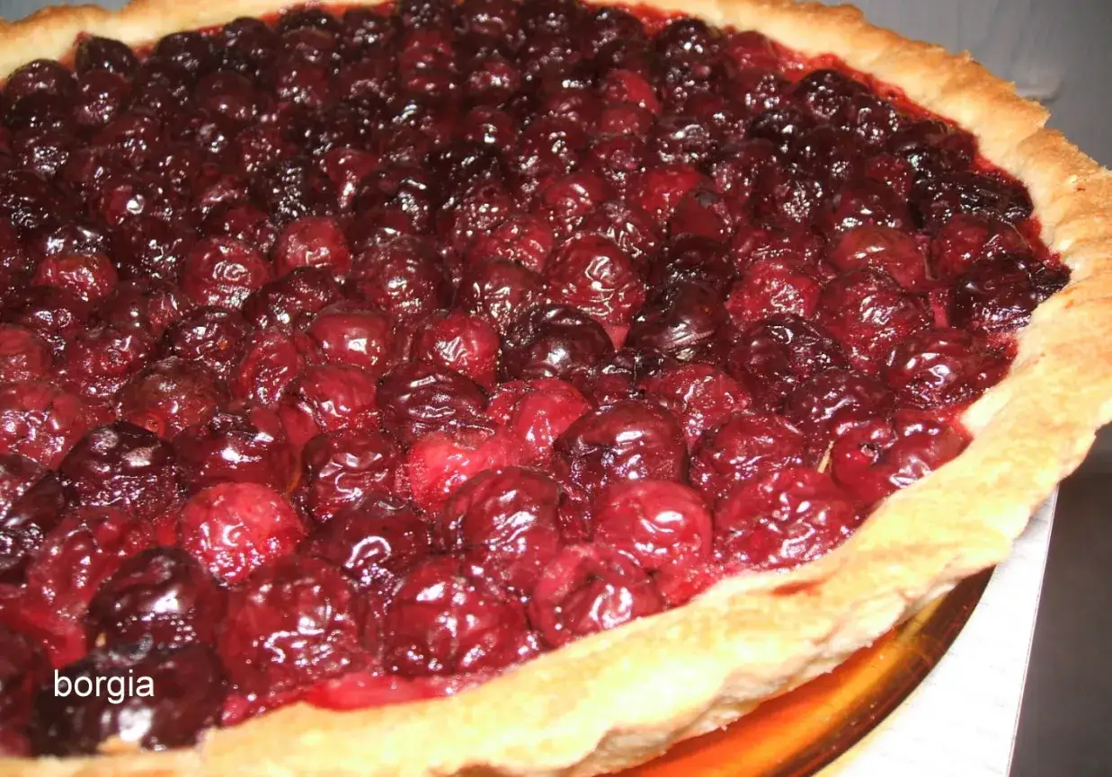Pyszna tarta z czereśniami, zrumieniona sk&oacute;rka i mn&oacute;stwo soczystych owoc&oacute;w. Idealna na deser.
