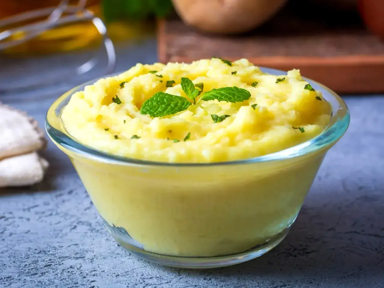 Puszyste puree ziemniaczane, idealne do podania. Dowiedz się, jak zrobić puree, by zachwycić domowników.