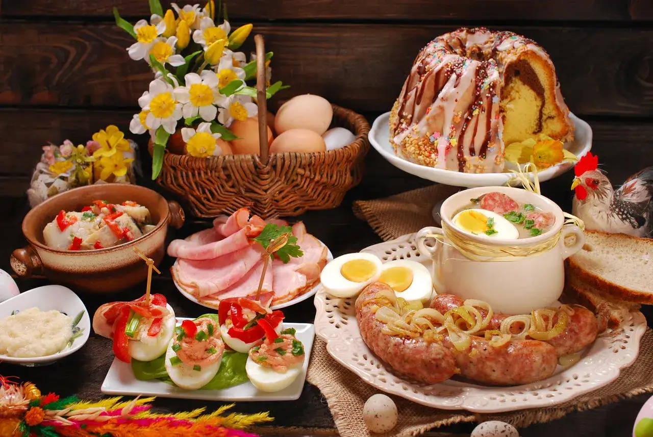 Wielkanocne potrawy: babka, biała kiełbasa, jajka faszerowane, śledź, chrzan, wędlina i żurek. Lista dań na świątecznym stole.