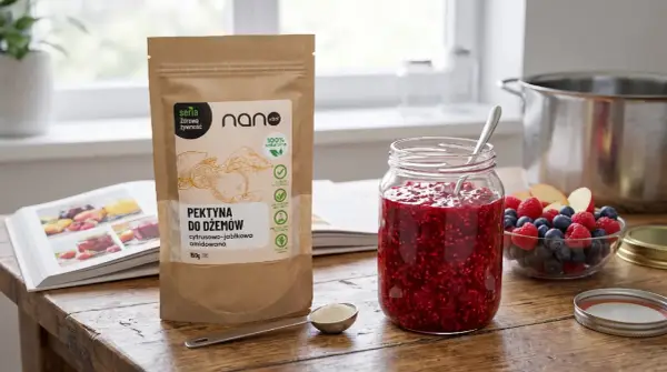 Pektyna do dżemów, cytrusowo-jabłkowa, to naturalny zagęstnik. Na stole słoik z malinowym dżemem, owoce i opakowanie produktu.